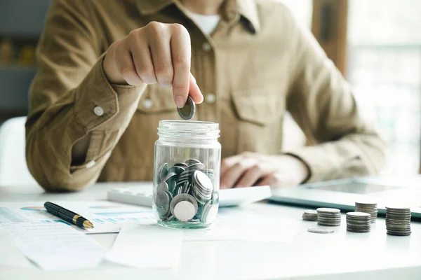 女性の手を保存瓶にコインを置く お金の富と金融の概念を保存する ビジネス 金融計画 — ストック写真