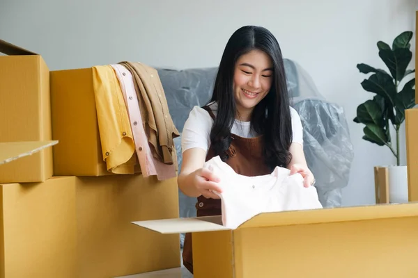 Glückliche Alleinstehende Junge Frau Beim Packen Oder Auspacken Von Kartons — Stockfoto
