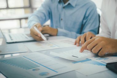 Başlangıçta Asya iş ekibi çalışması bilgisayar dizüstü bilgisayarındaki yatırım pazarlama verilerini analiz eder ve hesap makinesi ve finans toplantısı kullanır.