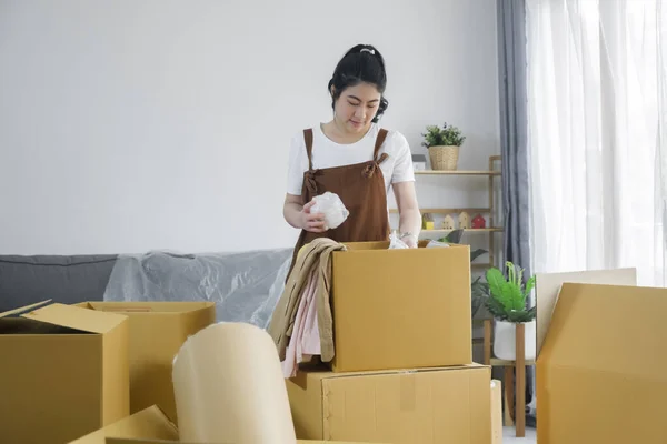 Szczęśliwy Samotny Młoda Kobieta Pakowanie Lub Rozpakowywanie Kartonów Podczas Przeprowadzki — Zdjęcie stockowe