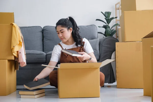Feliz Mujer Joven Soltera Empacando Desempacando Cajas Cartón Mientras Muda — Foto de Stock