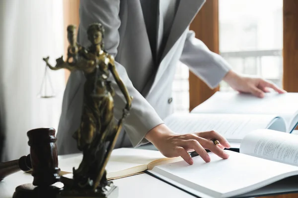 訴訟や弁護士のビジネスの女性は 文書に取り組んでいます 正義の概念 — ストック写真