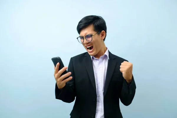Портрет Молодого Розумного Азіатського Бізнесмена Окулярах Стоїть Посміхається Розмовляє Мобільному — стокове фото