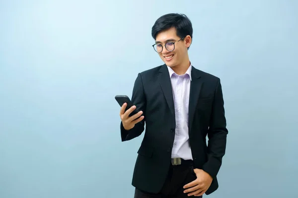Portrait Young Smart Asian Businessman Standing Smiling While Using Smartphone — Φωτογραφία Αρχείου