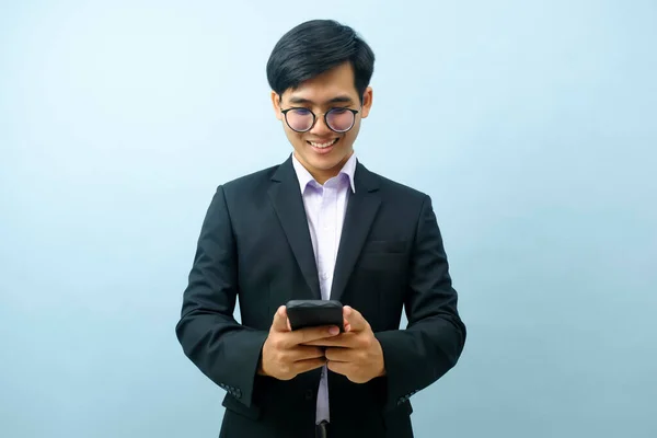 Portrait Young Smart Asian Businessman Standing Smiling While Using Smartphone — Φωτογραφία Αρχείου