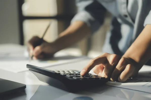 Biznesmen Księgowy Pomocą Kalkulatora Laptopa Podczas Liczenia Omawiania Podatków Klientem — Zdjęcie stockowe