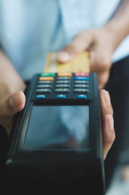 Müşteri, sahibine, nakitsiz teknolojiye ve kredi kartı ödeme konseptine kredi kartı kullanıyor..