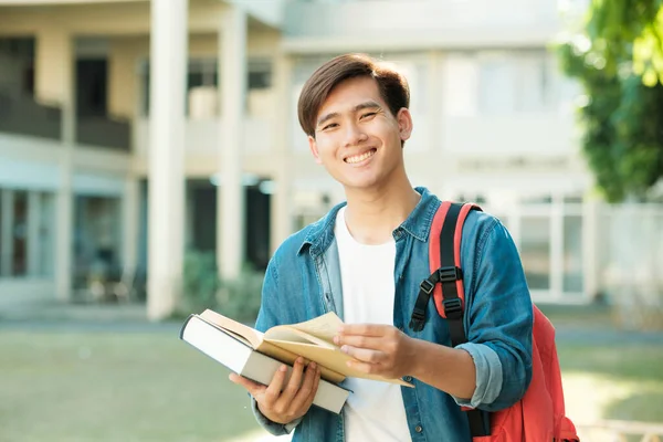 カジュアルな服やバックパックの笑顔で若いスマート男性のコラージュ学生は 背景にキャンパスの建物と屋外に立って 勉強の準備ができてカメラを見て本を保持します — ストック写真