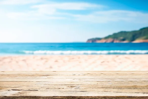 顶部木桌与海景 朦胧平静的大海和天空在热带海滩的背景 空桌子准备好您的产品展示蒙太奇 暑假背景概念 — 图库照片
