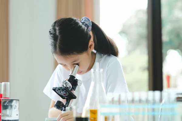 Шкільна Дівчина Дивиться Через Мікроскоп Мила Дівчина Використовує Мікроскоп Stem — стокове фото