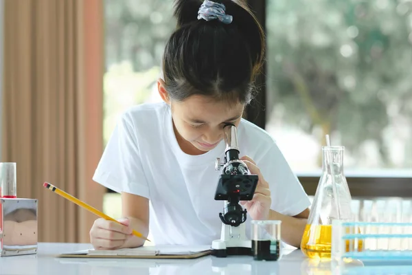 Uczennica Patrząca Przez Mikroskop Słodka Dziewczyna Używa Mikroskopu Program Edukacyjny — Zdjęcie stockowe