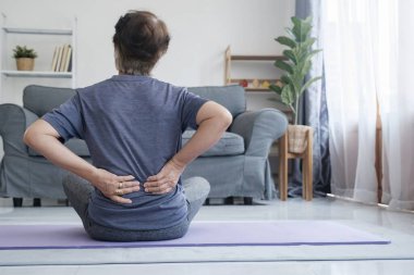 Yaşlı kadın ağrıyan kalçasına dokunuyor. Olgun, yaşlı bir kadının sırtına dokunması... Osteoartrit böbrek ağrısı... Omurga ağrısı... Kaslar....