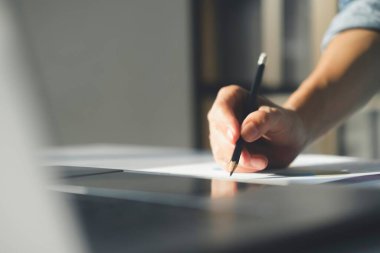 Genç Asyalı iş adamının ofiste bilgisayardaki veri grafiklerini kullanarak, iş için geliştirme, analiz ve strateji planlayarak sıkı çalışmasını kapatın. İş konsepti.