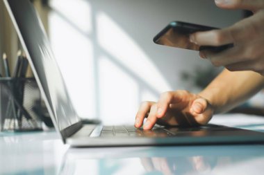 Çalışmak için dizüstü bilgisayar ve cep telefonu kullanan iş adamlarının yakın çekimleri. Finansal raporların sunumunu gözden geçiriyor..