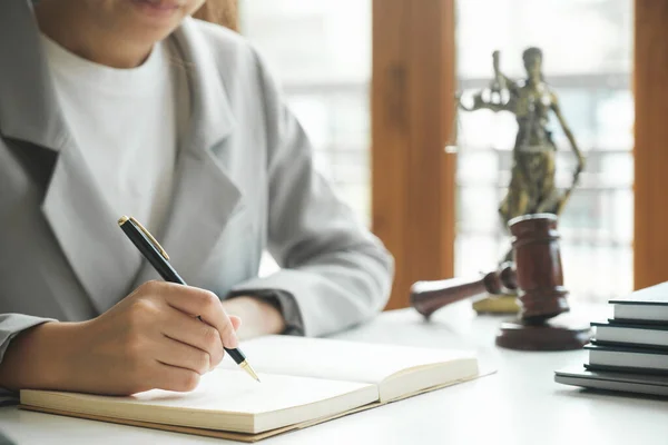 訴訟や弁護士のビジネスの女性は 文書に取り組んでいます 正義の概念 — ストック写真