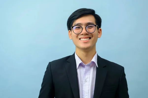 Retrato Joven Hombre Negocios Asiático Inteligente Con Anteojos Traje Pie —  Fotos de Stock