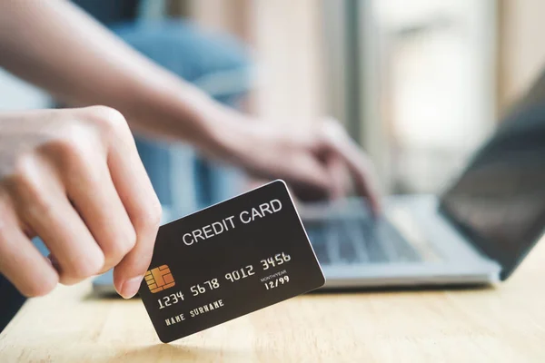 Ung Affärsman Hand Hålla Kreditkort Och Använda Laptop Hemma Näthandel — Stockfoto