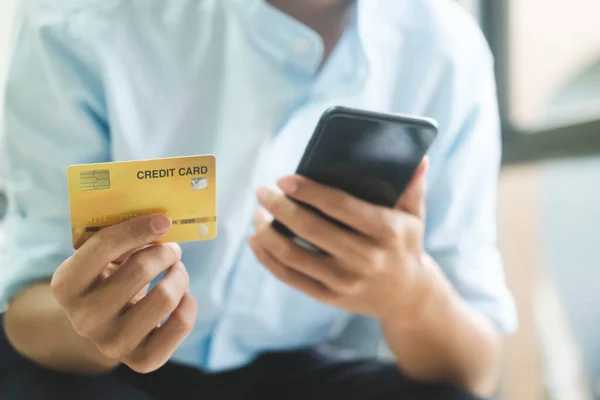 Молоді Азійські Бізнес Руки Тримають Кредитну Картку Використовують Смарт Телефон — стокове фото