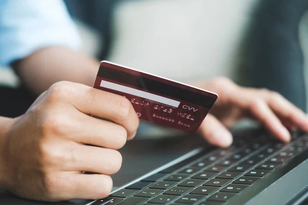 Młody Biznesmen Trzymający Kartę Kredytową Korzystający Laptopa Domu Zakupy Online — Zdjęcie stockowe