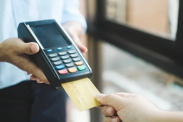 Cliente Usando Cartão Crédito Para Pagamento Proprietário Tecnologia Sem Dinheiro — Fotografia de Stock