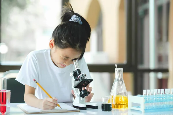 Une Écolière Qui Regarde Microscope Jolie Fille Utilise Microscope Stim — Photo