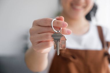 Kadın kiracının mahsulü övgü evinin anahtarlarını gösteriyor. Önce yeni bir daireye ya da eve taşınıyor, mutlu bir ev sahibi satın alıyor, konut kiralıyor, kira, mülkiyet kavramına taşınıyor.