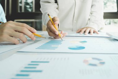 Takım çalışması. Genç işletme yöneticileri yeni bir proje üzerinde çalışıyor. İş ekibi toplantısı ve beyin fırtınası. Yeni başlatılan projeyle çalışan profesyonel fotoğraf ekibi.