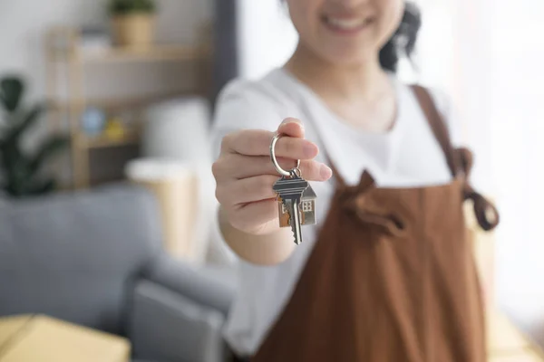 Crop Close Female Tenant Renter Show Praise House Keys Moving — Stock Photo, Image