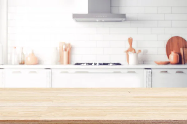 Boş güzel ahşap masa tezgahı ve bulanık modern mutfak arka planı temiz ve parlak, Banner, ürün montajına hazır.