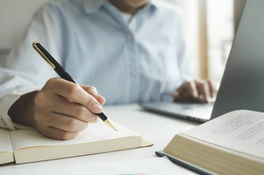 Bilgisayarla arama, öğrenme ve çevrimiçi çalışma için kadın ellerini kapat.