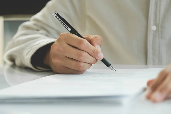 Podnikatel Podepíše Kontradiktorní Dokument Podpis Smlouvy Perem Formulář Papíru Pro — Stock fotografie