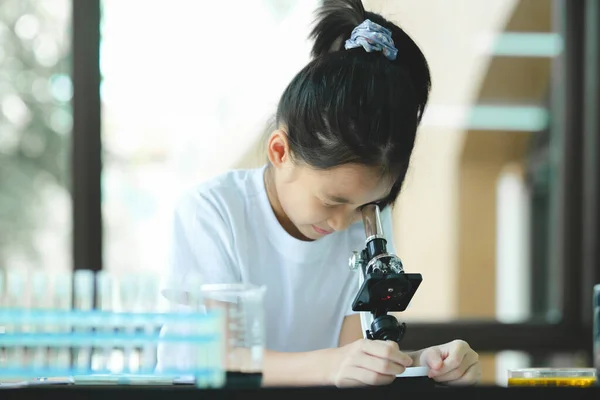 Schoolmeisje Kijkt Door Microscoop Schattig Meisje Gebruikt Microscoop Stem Programma — Stockfoto