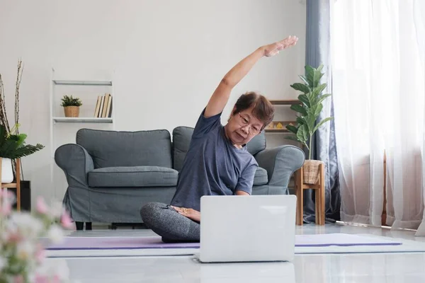 Aktif Olgun Bir Kadın Oturma Odasında Esneme Egzersizi Yapıyor Yoga — Stok fotoğraf