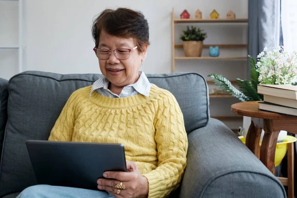 Olgun Bir Asyalı Kadın Tablet Kullanırken Dijital Dünyaya Dalmış Evinde — Stok fotoğraf