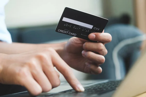 Молодий Бізнесмен Тримає Кредитну Картку Використовує Ноутбук Вдома Онлайн Покупки — стокове фото