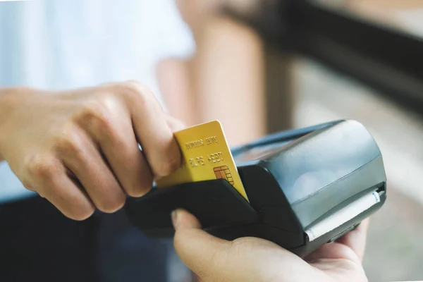 Kund Som Använder Kreditkort För Betalning Till Ägare Kontantlös Teknik — Stockfoto