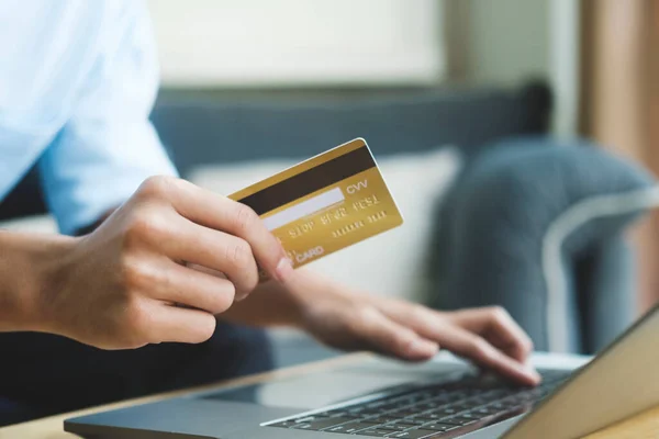 Jovem Empresário Mão Segurando Cartão Crédito Usando Laptop Casa Compras — Fotografia de Stock