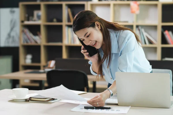고객들 연락하 십시오 사무실 책상에 노트북 앞에서 전화를 사업가의 그녀의 — 스톡 사진