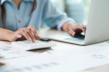 Ekonomi Tasarruf Fonu konsepti. Muhasebeci ya da bankacı nakit faturasını hesaplar.