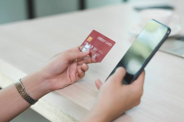 İnternet üzerinden alışveriş ve internet bankacılığı. Müşteri alışverişi kredi kartıyla yapılıyor.