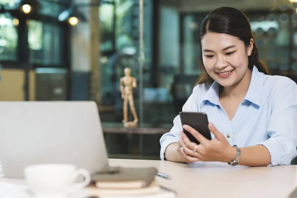 Nowoczesna Bizneswoman Płynnie Łączy Technologię Przedsiębiorczość Wykorzystując Swój Telefon Komórkowy — Zdjęcie stockowe