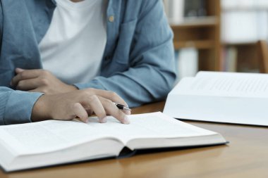 Deftere kalem yazarak ellerinizi kapatın. Eğitim kavramı.