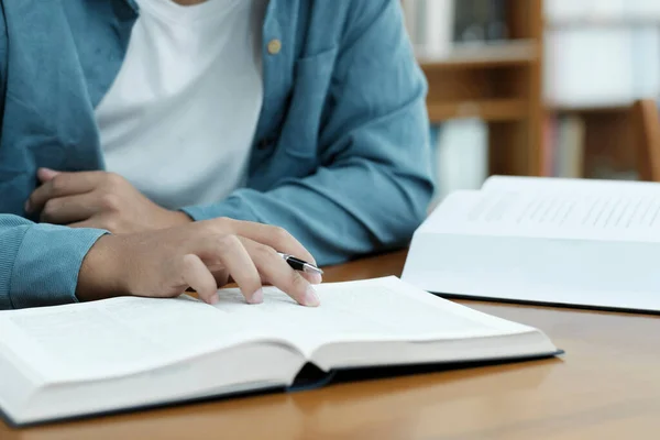 Sluit Handen Met Pen Schrijven Notebook Onderwijsconcept — Stockfoto