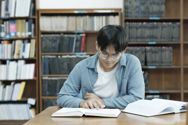 Universiteitsstudenten Die Boeken Lezen Voor Onderzoek Een Verscheidenheid Aan Onderzoeksmiddelen — Stockfoto