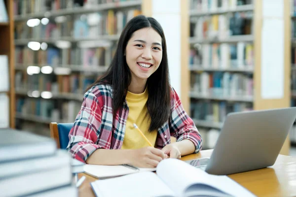Egyetemi Könyvtár Tanulmány Portré Egy Okos Gyönyörű Ázsiai Lány Studing — Stock Fotó