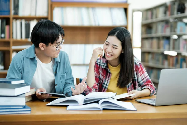 Jonge Studenten Campus Helpt Vriend Inhalen Leren Universiteitsstudenten Samenwerking Met — Stockfoto
