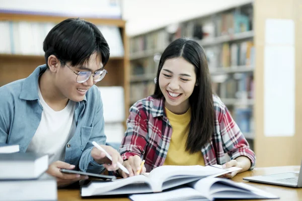 Campus Jovens Estudantes Ajuda Amigo Recuperar Atraso Aprendizagem Estudantes Universitários — Fotografia de Stock