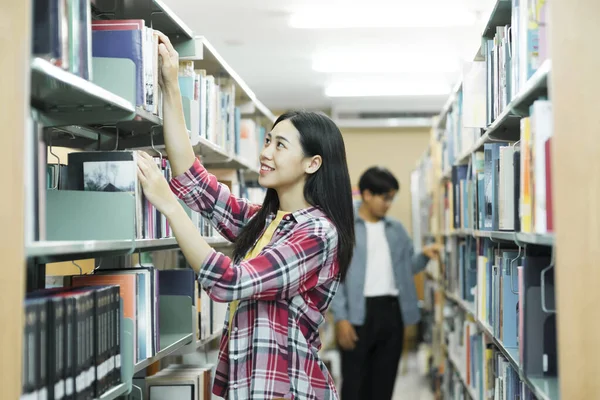 大学生艺术选择书在校园图书馆 聪明的年轻学生选择阅读的文献 书店架子上的书 从书本中学习 学校教育 — 图库照片