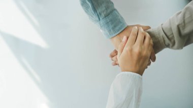 Çok ırklı insanlarla toplanan ekip çalışması el ele tutuşsun. Çeşitli insanlar, gönüllü toplulukları birleştiren güçlü ortaklık ekiplerine katılıyorlar. Çeşitli çoklu etnik gruplar