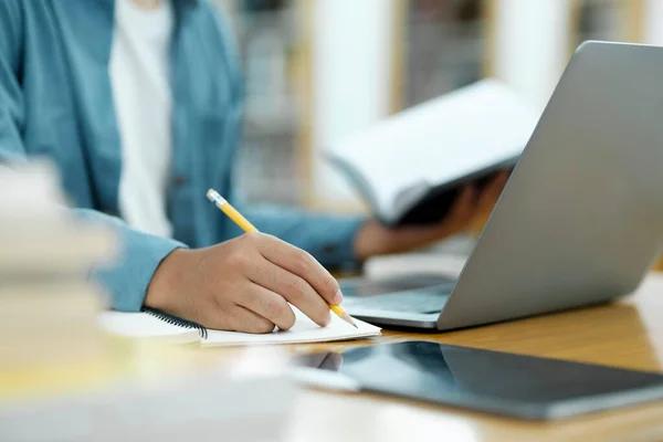 Universitätsbibliothek Intelligenter Asiatischer Student Nutzt Laptop Schreibt Notizen Für Papier — Stockfoto